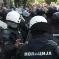 Profesorka povređena tokom guranja sa žandarmerijom u ns, jedan čovek se onesvestio (video)