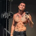 „Ovo je onaj klinja koji može sve“: Muž naše pevačice pokazao zmijsko telo FOTO