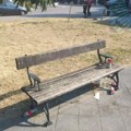 Čitaoci javljaju: Ispred glavne pošte smeće, polomljene klupe i sasušena trava