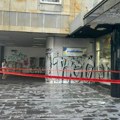 Obrušio se deo fasade parfimerije u Knez Mihailovoj, vlasniku naložena sanacija