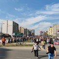 Nadrealni prizori iz Novog Sada: Pogledajte naprednjake koji farbaju fasade