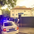„Samo su nam javili da odmah dođemo po dete“: Roditelji uplašeni nakon dojava o bombama u školama u Srbiji