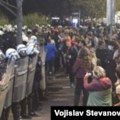 Majka jedne od žrtava nadstrešnice Dijana Hrka počela štrajk glađu, koškanje i pirotehnika na protestu u Beogradu