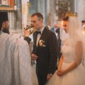 Mlada usred venčanja prekinula sveštenika: Od pitanja koje mu je postavila zavladao muk u crkvi (video)