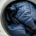 Трик за којим су полуделе српске домаћице Ево како да вам зимска јакна буде блиставо чиста - без грудвица након прања!