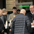 "Jutarnji sendvič u Novom Sadu" Vučić doručkovao sa Vučevićem i njegovim sinovima ispred kioska sa brzom hranom, najavio…