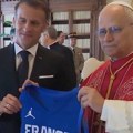 Makron u Vatikanu: Papi na dar košarkaški dres francuske reprezentacije