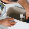Genijalan trik: Zašto vodoinstalateri stavljaju plastičnu flašu u WC šolju?