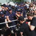 (FOTO) Policija suzavcem protiv antivladine Flamingo revolucije u Tirani