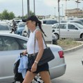 Dragana Mićalović u šortsu na aerodromu! Lice krije ispod kačketa i tamnih naočara bez teške šminke: Privukla pažnju prirodnom…