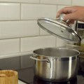 Sve više domaćica okreće poklopac na šerpi dok kuva: Iza svega se krije caka, svi će odmah usvojiti