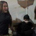Poziraju pored vezanog Palestinca: Fotografija pripadnica izraelske vojske izazvala talas osuda na internetu (foto)
