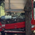 Gradski autobus udario u drvo, među povređenima tinejdžeri