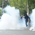 Dečaku (15) policijska šok-bomba raznela šaku! Krvave scene na ulicama Francuske tokom protesta srednjoškolaca