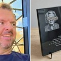 "To joj je poklon za ceo život": Zet naručio nadgrobni spomenik za svoju živu taštu, pa joj ga poslao na kućnu adresu