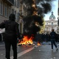Gori Francuska: Protesti eskalirali, ulice u plamenu, žestok sukob demonstranata i policije