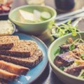 I desetak minuta na suncu pomaže, ali šta kad je danima oblačno? Evo kako da obezbedite potrebnu dozu vitamina D tokom zime…