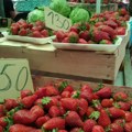 Paraćinsku pijacu preplavile jagode: Cena od 180 do 250 dinara (foto)