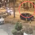 Njih 20 krvnički tuklo jednog mladića! Horor snimak prebijanja u centru Beograda, nepomično leži, oni ga šutiraju! Video