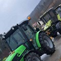 Ovako u Zlatiborskom okrugu čestitaju Božić: Traktor ide za traktorom, ni kiša ih nije sprečila...