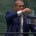 Скандал у генералној скупштини УН: Представник Израела донео секач па за говорницом исецкао Повељу УН! (видео)