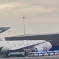 Putnik preminuo na letu za Singapur zbog jakih turbulencija, 30 povređeno