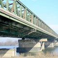 Muškarac skočio sa mosta: Drama na Pančevcu: Alasi ga izvukli iz vode