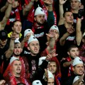 Skandal: Albanci prete Srbima – Zastava ‘OVK’ i uniforme lažne države su neizostavni deo navijačke ‘kulture’ na…