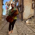 "Tačno vidim sebe kako ga sa papučom jurim": Stjepan Hauser performansom napravio buru na mrežama - Trči ulicom bos, svira…