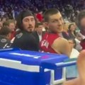 Samo u Americi: Navijač usred NBA utakmice javlja košarkašima ko je trejdovan! (video)