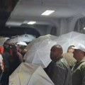 Napeto u Novom Sadu: Policija upotrebila pendreke protiv SNS aktivista, letela jaja i flaše