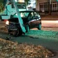 Teška nesreća u Zrenjaninu: Automobil sleteo s puta pa se zakucao u banderu (foto)