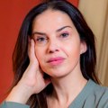 Police do plafona, a dnevni soba prava oaza mira: Zavirite u stan Nataše Ninković, glumica je sve skockala po meri (foto)