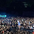 Ceca ljubi srpsku zastavu: Više od 10.000 ljubi na koncertu: Spektakl u Banja Luci