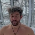 Glumac šokira sve potezom! Istrčao napolje u boksericama, pa se bacio na sneg, urlao i valjao se (video)