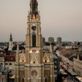ДС: Хитно расветлити покушај паљења врата Катедрале у Новом Саду