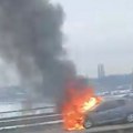 (Video) Drama na Batajničkoj petlji! Gori automobil u smeru ka Novom Sadu, saobraćaj usporen
