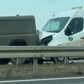 Kombi udario u policijsko vozilo Saobraćajna nesreća na auto-putu kod Batajnice: Prednji deo vozila potpuno smrskan (video)
