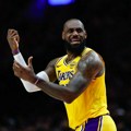 Karija nema ko da zameni - a Dončića ima! Impresivan dabl-dabl 41-godišnjeg "Kralja"! Lebron vodio Lejkerse do pobede nad…