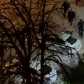 Video – Tuča ispred Policijske uprave u Novom Pazaru: dve osobe privedene