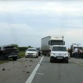 Žena teško povređena, prevezena na reanimaciju! Stravična nesreća na autoputu kod Novog Sada