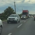 Potpuni slom saobraćaja u ovom mestu vozila mile, a kolone iz pravca Čačka i Kraljeva su trenutno kilometarske. Izbegavajte…