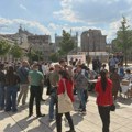 Akcija studenata na Slaviji uoči protesta: „Veliko štampanje“ uz prisustvo pristalica SNS-a i policiju (FOTO)