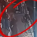 Autobusni kolodvor se raspada, golemo staklo palo među putnike