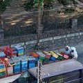 Pčele se vraćaju u košnice koje su ispale iz kamiona u centru Kraljeva