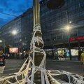 Aktivisti ZLF oblepili trakom novu skulpturu na Terazijama