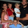Породица са разгледнице! Вељко и Богдана уживају у луна парку са синовима: Жељко украо шоу - показује мишиће