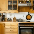 Ne čistite drvenu kuhinju ovim sredstvima! Jedna greška skida lak, uništava boju i pravi buđ – evo šta zaista treba da…