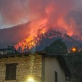 Драма на једној од најпознатијих туристичких дестинација у Европи: Пожар опколио куће и хотеле, евакуисани туристи