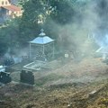 Kragujevac: Nekoliko požara na grobljima zbog paljenja sveća